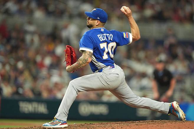 [마이애미=AP/뉴시스] 베네수엘라 세 번째 투수 호세 부토가 17일(현지 시간) 미 플로리다주 마이애미 론디포 파크에서 열린 2026 월드베이스볼클래식(WBC) 결승전 미국과 경기 2-0으로 앞선 6회 말 투구하고 있다. 2026.03.18.