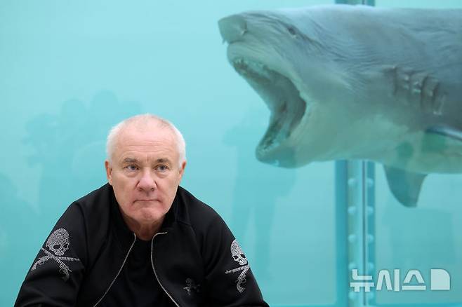 [서울=뉴시스] 박진희 기자 = 영국 시각미술가 데이미언 허스트(Damien Hirst)가 18일 서울 종로구 국립현대미술관에서 아시아 최초 대규모 개인전 ‘진실은 없어 그러나 모든 것은 가능하지’ 기자간담회 깆고 자연사 연작중 '살아있는 자의 마음 속 죽음의 물리적 불가능성' 작품 앞에서 포즈를 취하고 있다. 2026.03.18. pak7130@newsis.com