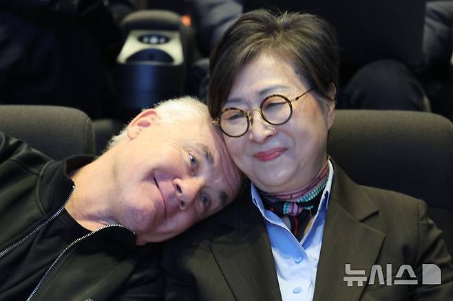 [서울=뉴시스] 박진희 기자 = 영국 시각미술가 데이미언 허스트(Damien Hirst)와 김성희 국립현대미술관 관장이 18일 서울 종로구 국립현대미술관에서 아시아 최초 대규모 개인전 ‘진실은 없어 그러나 모든 것은 가능하지’ 기자간담회를 하고 있다. 2026.03.18. pak7130@newsis.com