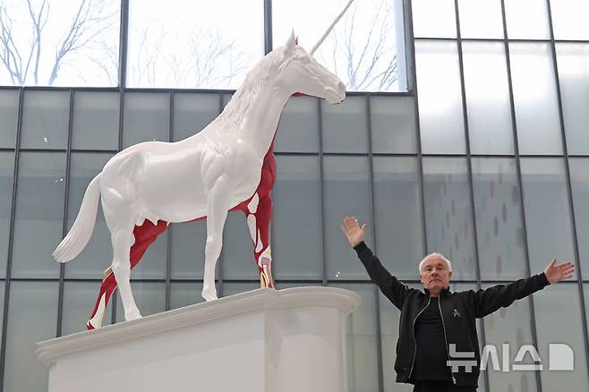 [서울=뉴시스] 박진희 기자 = 영국 시각미술가 데이미언 허스트(Damien Hirst)가 18일 서울 종로구 국립현대미술관에서 아시아 최초 대규모 개인전 ‘진실은 없어 그러나 모든 것은 가능하지’ 기자간담회 깆고 작품 '신화' 앞에서 포즈를 취하고 있다. 2026.03.18. pak7130@newsis.com