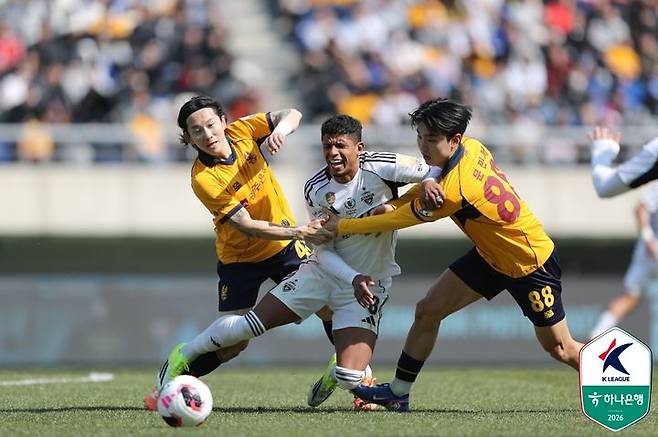 [서울=뉴시스] 프로축구 K리그1 전북 현대의 오베르단(가운데). (사진=한국프로축구연맹 제공) *재판매 및 DB 금지
