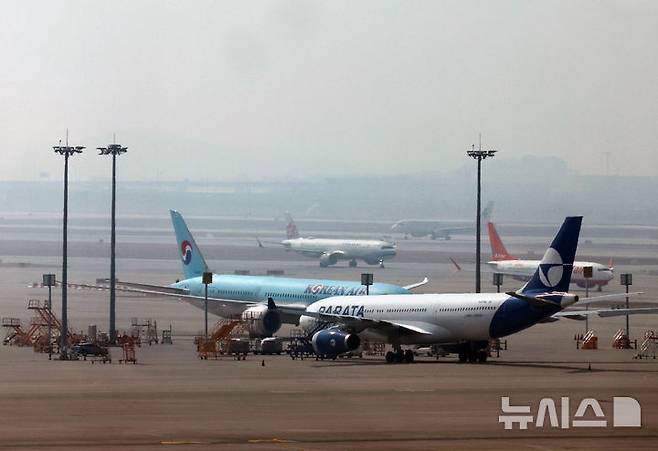 [인천공항=뉴시스] 배훈식 기자 = 이란 전쟁 여파로 급등한 국제유가로 항공사 유류할증료도 큰 폭으로 상승할 것이 예상된다. 4월 유류할증료 고시를 앞둔 16일 오전 인천국제공항 계류장에 항공기들이 운항 준비를 하고 있다. 2026.03.16. dahora83@newsis.com