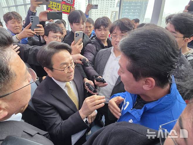 [무안=뉴시스] 더불어민주당 전남광주통합특별시장  강기정 경선후보가 18일 오후 전남 무안군 전남도의회에서 서남부권 지방의원들로부터 국립의대 유치 발언과 관련, 항의를 받고 있다.  (사진=독자 제공) 2026.03.18. photo@newsis.com