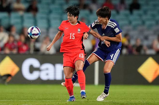 [시드니=AP/뉴시스] 한국의 전유경(왼쪽)이 18일(현지 시간) 호주 시드니 스타디움 오스트레일리아에서 열린 2026 아시아축구연맹(AFC) 여자 아시안컵 준결승 일본과 경기 중 공을 다투고 있다. 2026.03.18.