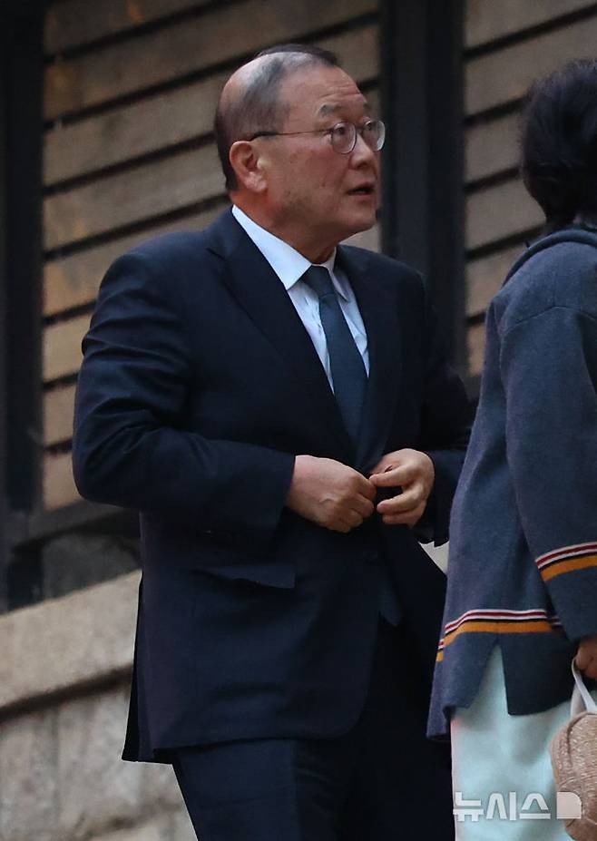 [서울=뉴시스] 황준선 기자 = 정몽원 HL그룹 회장이 20일 오후 고 정주영 현대그룹 명예회장의 24주기 제사를 치르기 위해 서울 종로구 청운동 옛 정주영 명예회장의 자택으로 들어서고 있다. 2025.03.20. hwang@newsis.com