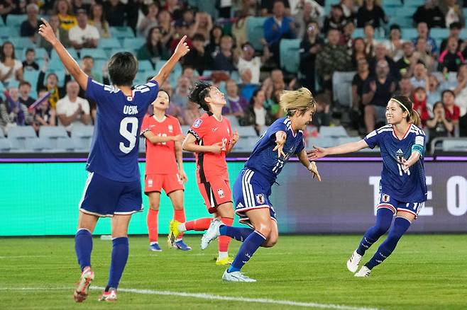 [시드니=AP/뉴시스] 일본의 하마노 마이카(가운데)가 18일(현지 시간) 호주 시드니 스타디움 오스트레일리아에서 2026 아시아축구연맹(AFC) 여자 아시안컵 준결승 한국과 경기 전반 추가 골을 넣은 후 환호하고 있다. 2026.03.18.