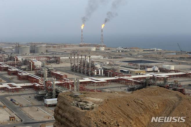 [아살루예( 이란)=AP/뉴시스]이란의 페르시아만 연안에 있는 사우스 파르스 천연가스 정유소. 이란 남부의 대규모 사우스 파르스 해안 천연가스전과 관련된 시설들이 공격을 받았다고 이란 국영 언론들이 18일 보도했다. 2026.03.18.