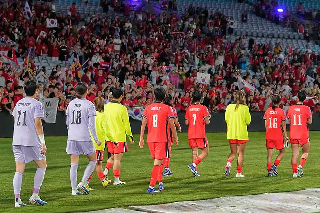 [시드니=AP/뉴시스] 대한민국 여자축구 대표팀 선수들이 18일(현지 시간) 호주 시드니 스타디움 오스트레일리아에서 열린 2026 아시아축구연맹(AFC) 여자 아시안컵 준결승에서 일본에 패한 후 응원석으로 향하고 있다. 한국이 1-4로 패하면서 결승에 오르지 못했다. 2026.03.18.