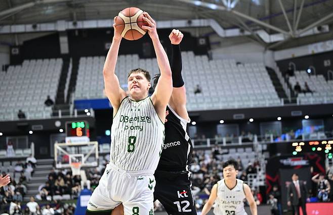 [서울=뉴시스] 프로농구 원주 DB의 헨리 엘런슨. (사진=KBL 제공) *재판매 및 DB 금지