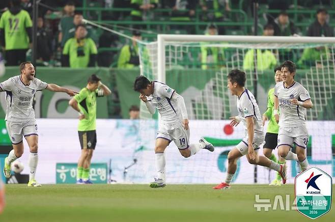[서울=뉴시스]K리그1 안양 김운 동점골. (사진=한국프로축구연맹 제공)