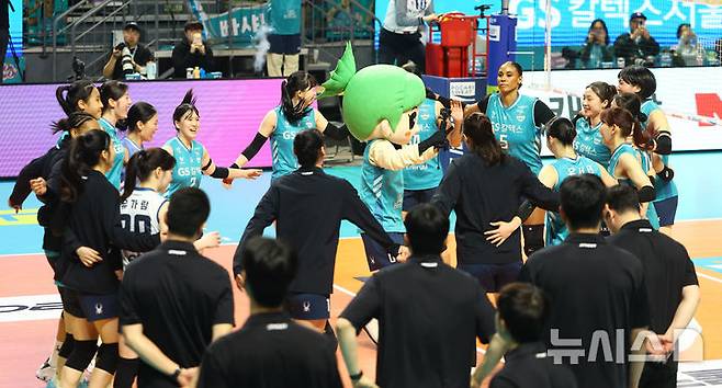 [서울=뉴시스] 황준선 기자 = 18일 서울 중구 장충체육관에서 열린 2025-2026 V-리그 여자부 현대건설 힐스테이트 배구단과 GS칼텍스 서울KIXX의 경기, 세트스코어 3-0으로 승리하며 준플레이오프 진출을 확정지은 GS칼텍스 선수들이 자축하고 있다. 2026.03.18. hwang@newsis.com