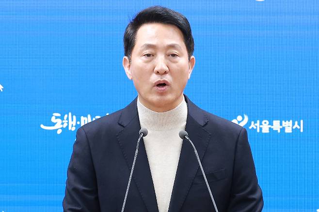 오세훈 서울시장이 6·3지방선거 국민의힘 서울시장 후보자 추가 공천 접수 마감일인 17일 오후 서울시청 브리핑룸에서 공천 신청과 관련한 입장을 밝히고 있다. 류영주 기자