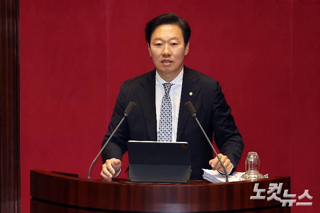 국민의힘 박수민 의원이 25일 서울 여의도 국회에서 열린 제429회 국회(정기회) 제9차 본회의에서 정부조직법 일부개정법률안에 대한 반대 무제한토론을 하고 있다. 윤창원 기자