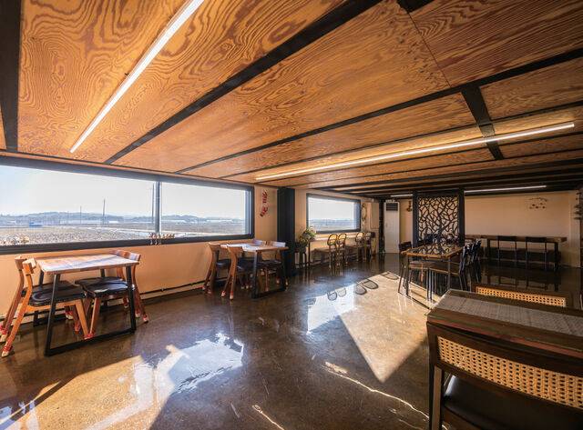 2023년 농업회사법인 나라정을 설립하고 카페도 열었다. 카페의 널찍한 창을 통해 논 뷰를 감상할 수 있다.