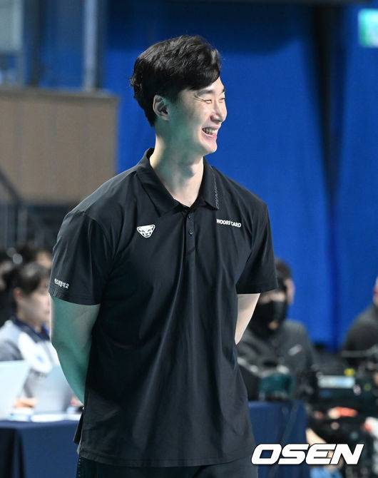 [OSEN=장충체, 이대선 기자] 우리카드가 25일 장충체육관에서 열린 V리그 남자부 홈 경기에서 OK저축은행을 세트스코어 3-1로 제압했다.이날 승리로 승점 46점(16승 15패)을 기록한 우리카드는 5위로 올라선 반면, 원정 패배를 당한 OK저축은행은 6위로 내려앉았다.4세트 우리카드 박철우 감독대행이 득점에 미소를 짓고 있다. 2026.02.25 /sunday@osen.co.kr