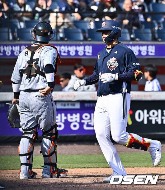[OSEN=대전, 박준형 기자] 17일 오후 대전 한화생명볼파크에서 2026 신한 SOL KBO 리그 시범경기 한화 이글스와 두산 베어스의 경기가 진행됐다.전날 경기에서는 두산이 한화를 상대로 8-4 승리를 거뒀다.8회초 두산 선두타자 박준순이 동점 솔로홈런을 날리고 홈을 밟고 있다. 2026.03.17 / soul1014@osen.co.kr