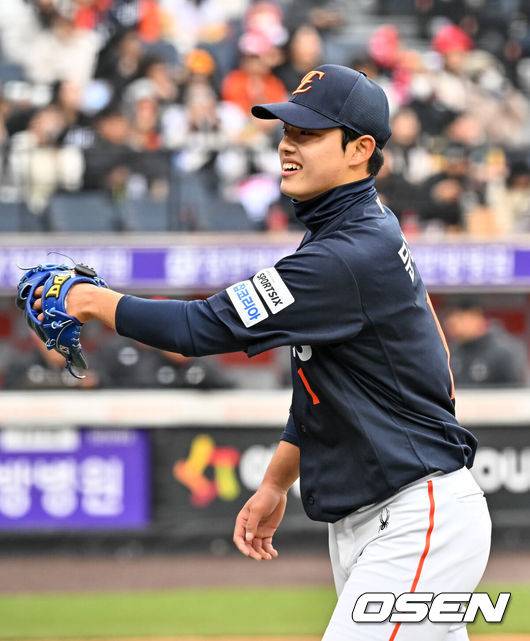 [OSEN=대전, 민경훈 기자] 15일 대전 한화생명볼파크에서 2026 신한 SOL KBO리그 시범경기 한화 이글스와 SSG 랜더스의 경기가 열렸다.시범경기는 오는 24일까지 진행되며, 각 팀이 12경기씩 치러 총 60경기가 펼쳐진다.1회초를 마친 한화 선발 문동주가 덕아웃으로 향하며 기뻐하고 있다. 2026.03.15 /rumi@osen.co.kr