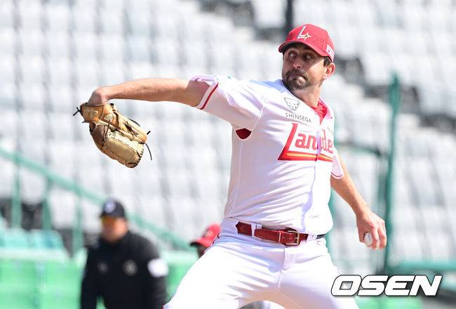 [OSEN=인천, 최규한 기자] 17일 인천 SSG랜더스필드에서 ‘2026 신한 SOL KBO리그’ 시범경기 SSG 랜더스와 삼성 라이온즈의 경기가 열렸다.홈팀 SSG는 앤서니 베니지아노, 방문팀 삼성은 이승민을 선발로 내세웠다.3회초 SSG 선발 앤서니 베니지아노가 힘차게 공을 뿌리고 있다. 2026.03.17 / dreamer@osen.co.kr