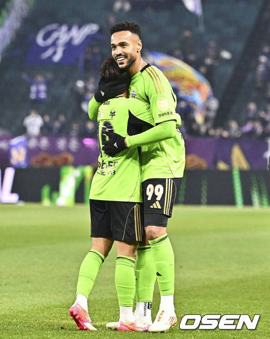 [OSEN=전주, 박준형 기자] 18일 전북 전주월드컵경기장에서 '하나은행 K리그1 2026'&nbsp;전북 현대와 FC안양의 경기가 진행됐다.  FC안양은 개막 3경기 무패로 상승세를 이어가고 있고 3위에 랭크됐다. 반면 디펜딩 챔프 전북 현대는 시즌 첫 승을 위해 3전 4기에 도전한다.후반 전북 현대 모따가 골을 넣은뒤 이승우와 기뻐하고 있다.   2026.03.18 / soul1014@osen.co.kr