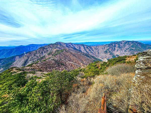 대산에서 바라본 광려산. 왼쪽은 낙남정맥, 오른쪽 둥근 봉우리는 화개지맥.