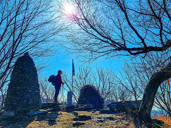 응봉은 광려산-대산-무학산으로 이어지는 낙남정맥 풍경이 멋지게 내다보이는 조망점이다. '응봉, 매봉산, 침대봉' 등 여러 이름을 쓰고 있어 통일이 필요하다.