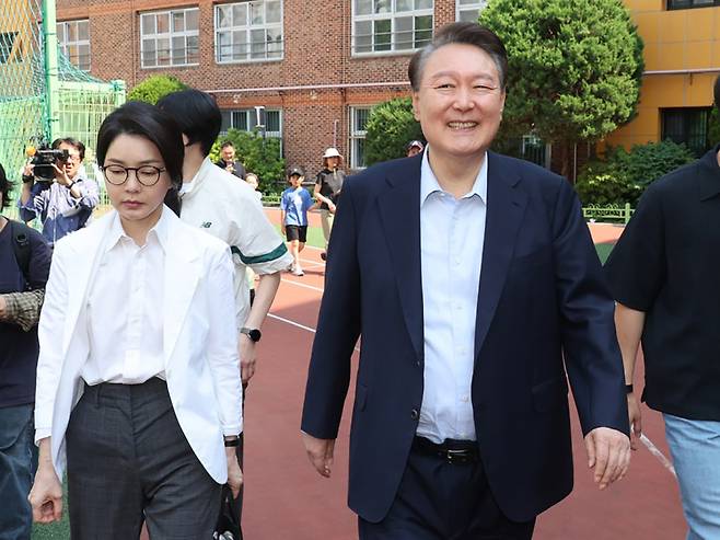 윤석열 전 대통령 부부가 제21대 대선일이었던 지난해 6월3일 서울 원명초등학교에 마련된&nbsp;서초4동 제3투표소에서 투표를 마친 뒤 나오고 있다. 세계일보 자료사진