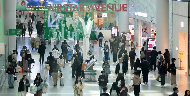 인천국제공항 면세구역에서 출국을 앞둔 여행객들이 오가고 있다. 뉴시스