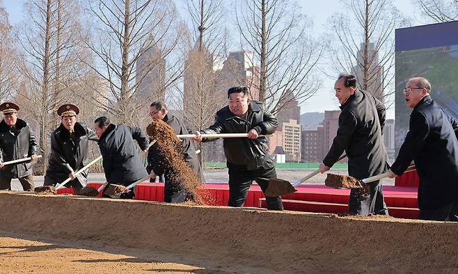 김정은 국무위원장이 지난달 18일&nbsp;화성지구 5단계 건설 착공식에서&nbsp;직접 첫 삽을 뜨고 있다.&nbsp;세계일보 자료사진