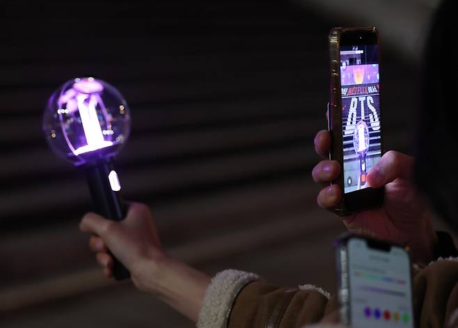 방탄소년단(BTS)의 서울 광화문광장 컴백 공연을 닷새 앞둔 16일 서울 종로구 광화문광장에서 팬들이 BTS 응원봉을 들고 기념촬영을 하고 있다. 뉴시스