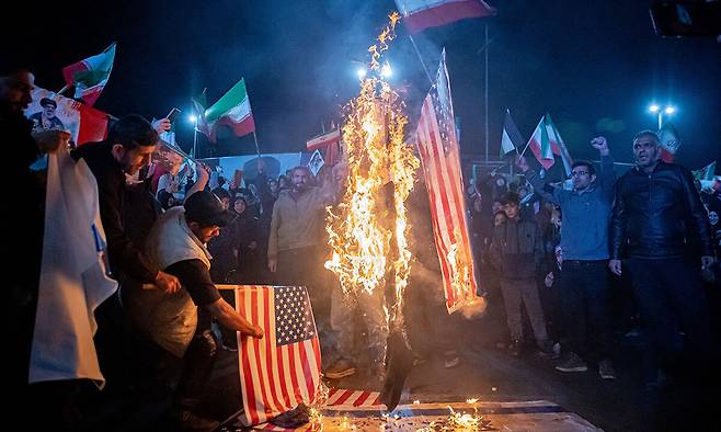 3월 17일 이란 수도 테헤란에서 시위대가 미국에 의해 격침된 이란 군함 ‘디나(Dina)’ 희생자들을 추모하며 성조기를 불태우고 있다. UPI연합뉴스