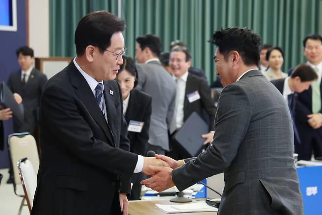 이재명 대통령이 18일 청와대에서 열린 ‘자본시장 안정과 정상화 간담회’가 끝난 뒤 개인 투자자로 참석한 방송인 장동민과 악수하고 있다. 연합뉴스