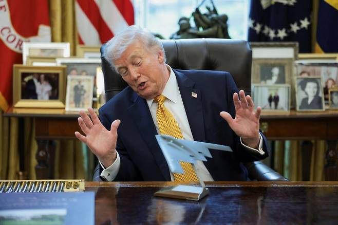 도널드 트럼프 미국 대통령이 16일(현지시간) 워싱턴DC 백악관에서 열린 행사 도중 지난해 이란 핵시설 공습 작전인 ‘미드나잇 해머’에 투입됐던 B-2 폭격기 모형을 바라보며 발언하고 있다. 워싱턴DC 로이터 연합뉴스