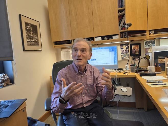 2013년 노벨 생리의학상을 수상한 랜디 셰크먼 캘리포니아대(UC) 버클리 분자생물학과 교수가 지난달 24일(현지시간) UC버클리 사무실에서 인터뷰를 하고 있다.