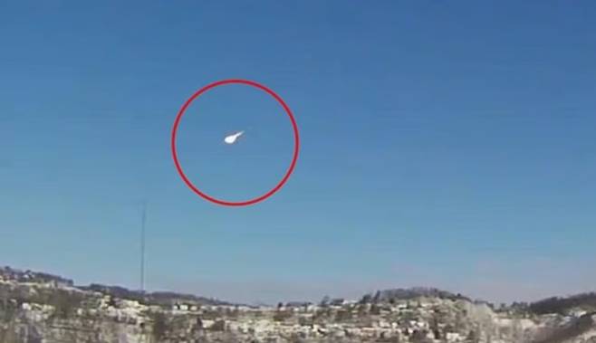 현지시간으로 17일 오전 9시쯤 미 동부지역 일대에서 관측된 ‘화구’, 유성의 모습. 엑스 캡처