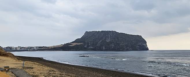 제주도 세계유산본부가 도내 368개 오름 가운데 90개에 대한 분출 연대를 측정한 결과 성산일출봉은 약 6000년전에 형성된 것으로 파악됐다. 제주 강동삼 기자