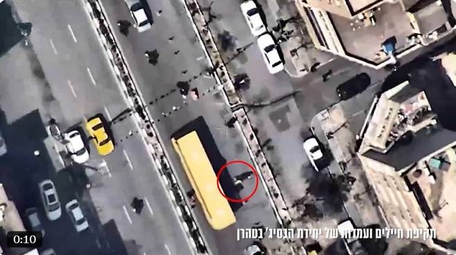 이스라엘군이 공개한 영상에 포착된 공습 장면으로, 바시즈 민병대 지휘관 제거 이후 테헤란 전역에 배치된 병력과 거점을 겨냥한 공격이 진행되고 있다. 엑스(X·구 트위터) 캡처