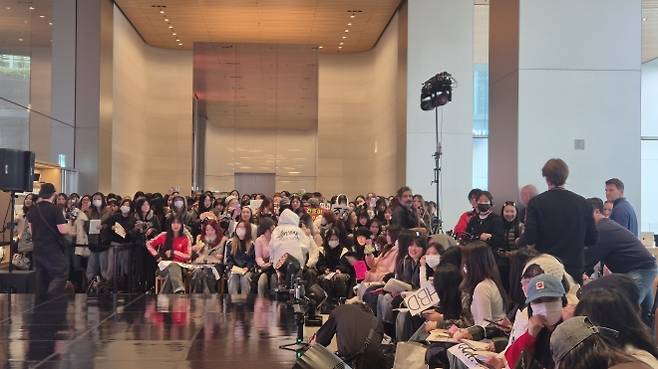 19일 서울 애플 명동에서 애플 50주년 기념행사가 시작되기 전부터 그룹 ‘코르티스’를 기다리고 있는 팬들.