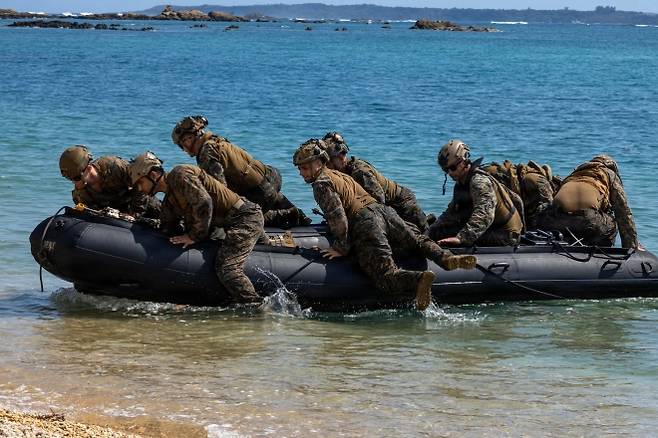 미 해병대 장병들이 26일(현지시간) 일본 오키나와 킨 블루 훈련장에서 소형 보트를 이용한 기습 상륙 훈련을 실시하고 있다. 미 해병대 제공