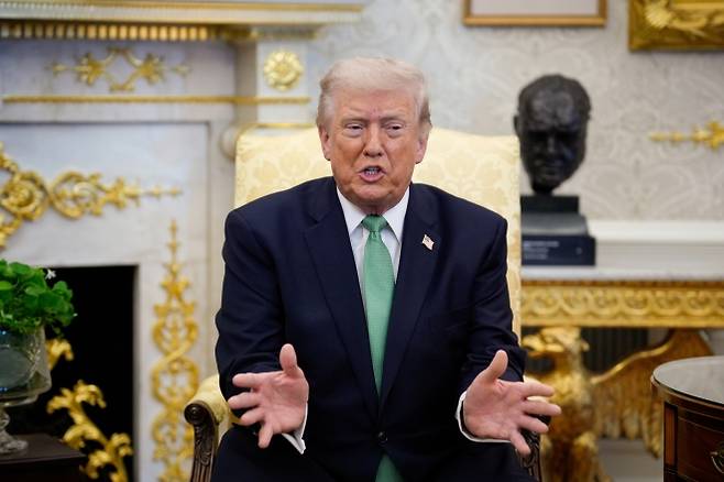 도널드 트럼프 미국 대통령이 17일(현지시간) 워싱턴 백악관 집무실에서 미할 마틴 아일랜드 총리와 회담하며 발언하고 있다. EPA 연합뉴스