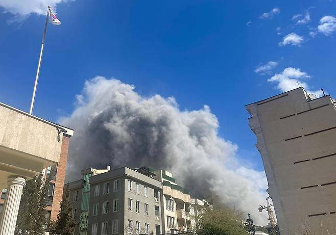 지난 1일(현지시간) 이란 테헤란의 주이란한국대사관 인근에서 폭격으로 연기가 피어오르고 있다. 외교부