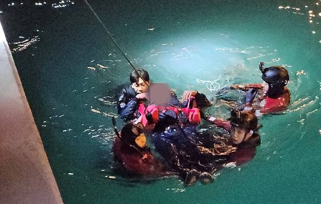 해경이 17일 오후 10시 10분께 울산 온산항 오드펠터미널코리아 앞 해상에 빠진 60대 남성을 구조하고 있다. 사진제공=울산해양경찰서