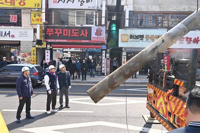 10일 이현재 하남시장(가운데)이 신장전통시장 주변 지중화사업의 핵심공정인 전주 철거 현장을 지켜보고 있다. 사진 제공=하남시