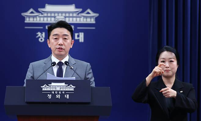이재명 대통령 전략경제협력 특사로 아랍에미리트(UAE)를 방문하고 귀국한 강훈식 비서실장이 18일 청와대 춘추관에서 특사 활동 관련 브리핑을 하고 있다. 연합뉴스