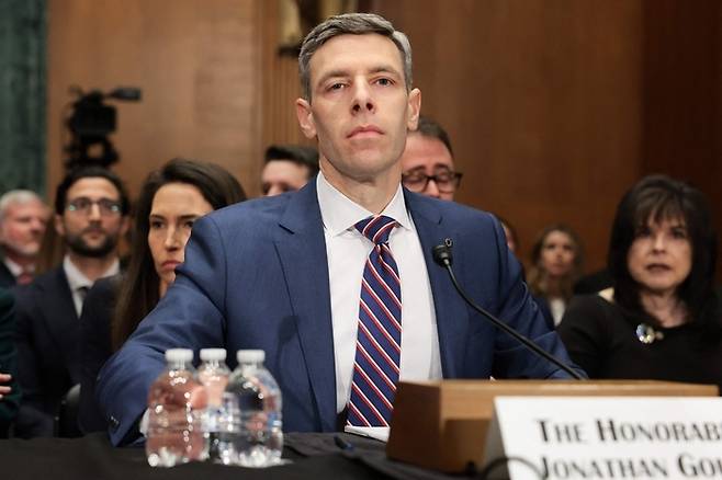 조너선 굴드 미국 통화감독청(OCC) 청장이 지난달 26일(현지 시간) 워싱턴DC에서 열린 연방 상원 은행·주택·도시문제 위원회 청문회에 출석한 모습. AFP연합뉴스