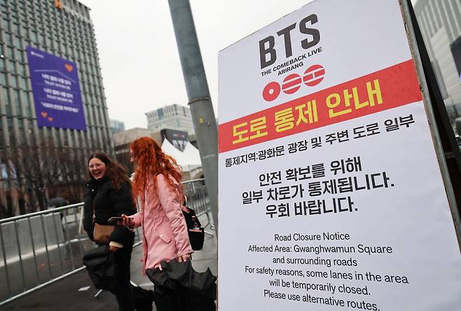방탄소년단(BTS) 완전체 컴백 공연을 사흘 앞둔 18일 서울 광화문광장. 뉴스1
