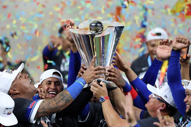 베네수엘라 선수단이 18일(한국 시간) 월드베이스볼클래식(WBC) 결승에서 미국을 3대2로 꺾은 뒤 우승컵을 들어올리며 환호하고 있다. AFP연합뉴스