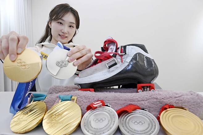대한민국 여자 쇼트트랙 국가대표 최민정이 12일 서울 강남구 올댓스포츠에서 서울경제신문과의 인터뷰에 앞서 2018 평창 동계 올림픽과 2022 베이징 동계 올림픽에 이어 이번 2026 밀라노·코르티나담페초 동계 올림픽에서 따낸 메달을 들어보이고 있다. 조태형 기자