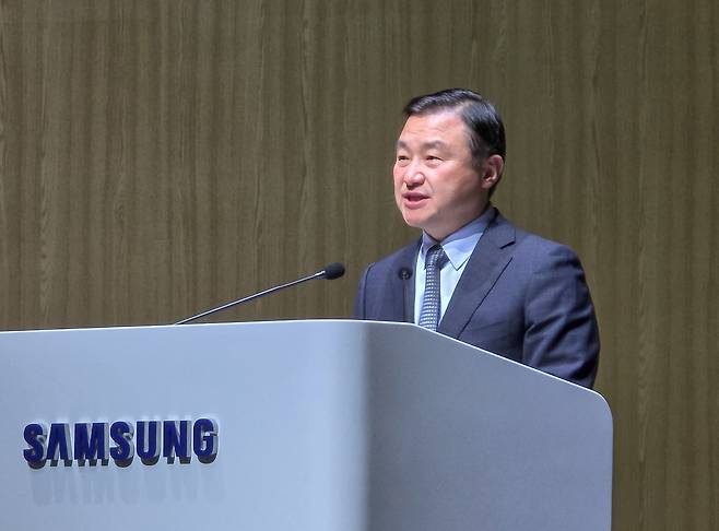 19일 경기도 수원시 수원컨벤션센터에서 열린 제56기 삼성전자 정기주주총회에서 노태문 삼성전자 디바이스경험(DX)부문 대표 사장이 발언하고 있다. 삼성전자
