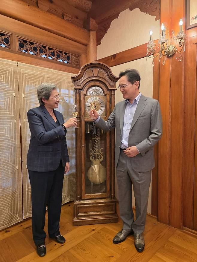 이재용(오른쪽) 삼성전자 회장이 18일 서울 용산구 이태원동 승지원에서 리사 수 AMD 최고경영자(CEO)와 만찬에 앞서 술잔을 들고 기념 촬영하고 있다. 두 사람은 HBM4 우선 공급을 포함한 AI 메모리·컴퓨팅 분야 협력 확대 방안을 논의했다. 사진 제공=삼성전자