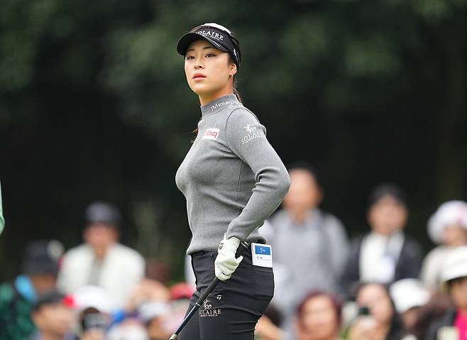 티샷을 마친 뒤 공을 확인하고 있는 윤이나. 사진 제공=BMW 레이디스 챔피언십 조직위